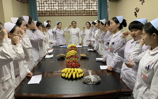 【5.12护士节】球友会体育,（中国）网站首页举办茶话会白衣天使受表彰(图2)