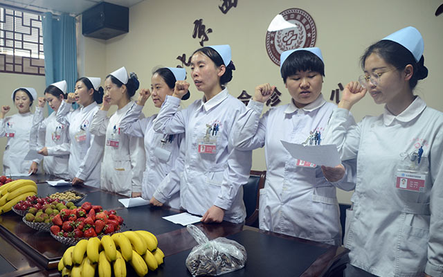 【5.12护士节】球友会体育,（中国）网站首页举办茶话会白衣天使受表彰(图3)