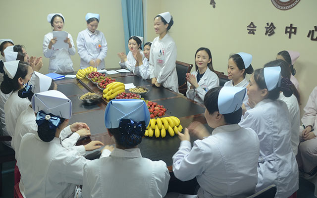 【5.12护士节】球友会体育,（中国）网站首页举办茶话会白衣天使受表彰(图5)